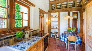 Fridge, oven, stovetop, coffee/tea maker