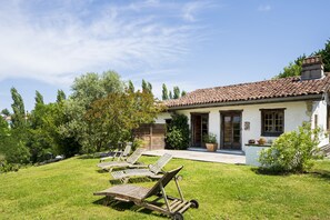 Terrace/patio - Holiday Home 'Dependance Avec Jacuzzi' with Terrace, Garden and Wi-Fi (Arcangues)