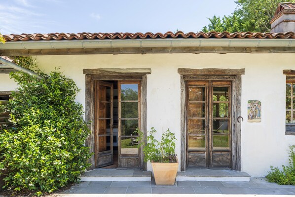 Exterior detail - Holiday Home 'Dependance Avec Jacuzzi' with Terrace, Garden and Wi-Fi (Arcangues)