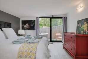 1 bedroom, bed sheets