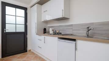 Kylskåp, mikrovågsugn, spishäll och kaffe- och tebryggare