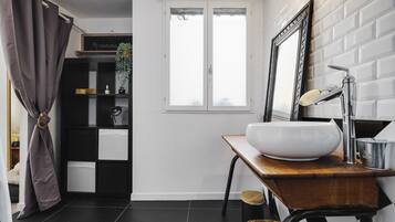 Shower, hair dryer, towels