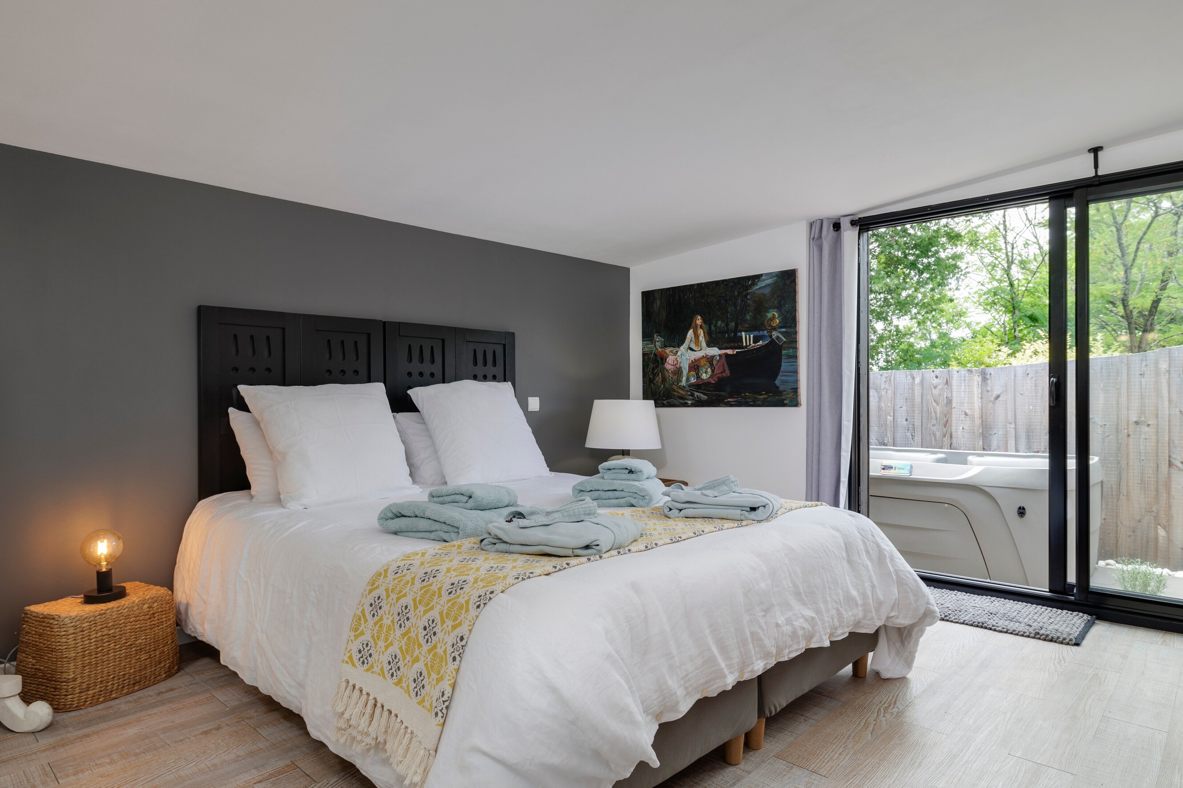 1 bedroom, bed sheets