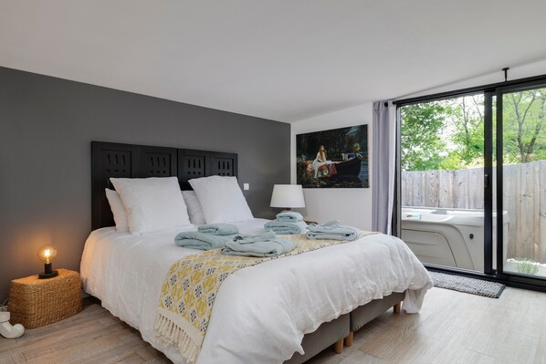 1 bedroom, bed sheets