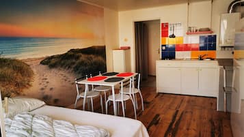 1 habitación, tabla de planchar con plancha y ropa de cama