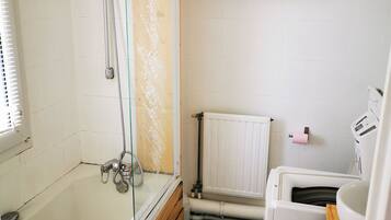 Een douche, handdoeken