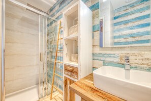 Shower, hair dryer, towels - Holiday Home 'Maison De La Plage' with Private Pool, Wi-Fi and Air Conditioning (Hourtin)