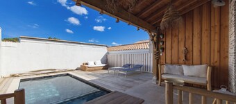 Holiday Home 'Maison De La Plage' with Private Pool, Wi-Fi and Air Conditioning