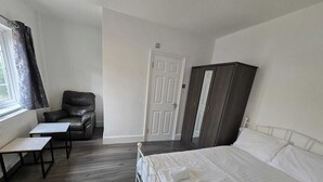 Room - Room in Guest Room - Limehouse Townhomes Modern Spacious Serviced En-suite Room With a Garden View (London)