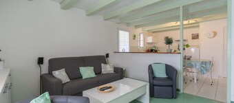 Holiday Home 'L'Olivier' with Private Terrace, Wi-Fi and Air Conditioning