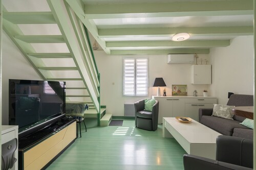 Holiday Home 'L'Olivier' with Private Terrace, Wi-Fi and Air Conditioning