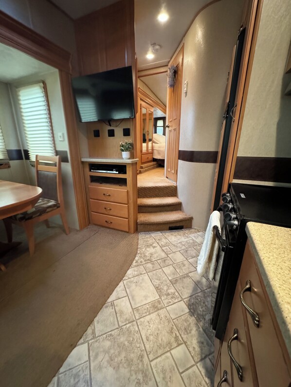 Interior - Cozy camper in the heart of Central Oregon (Bend)