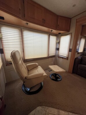 Interior - Cozy camper in the heart of Central Oregon (Bend)