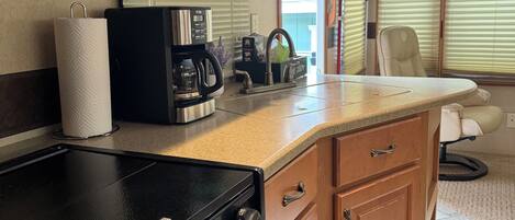 Geladeira, micro-ondas, fogão, cooktop
