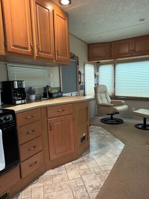 Fridge, microwave, oven, stovetop - Cozy camper in the heart of Central Oregon (Bend)