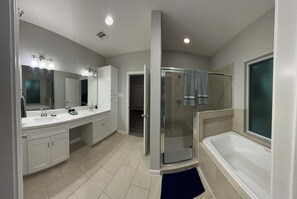 Secadora de cabello, toallas, jabón, shampoo 