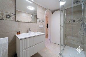 Dupleks Comfort, pemandangan laut | Kamar mandi