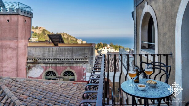 A terrace with a table set for two, overlooking a coastal view. - Casa Majorana - Vista mare (Taormina)