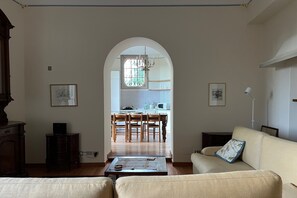 Books - Cosy Northern Italian country retreat w/shared pool and AC (Barzanò)