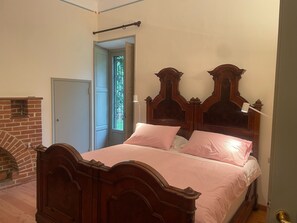 4 dormitorios, escritorio, tabla de planchar con plancha y cuna de viaje