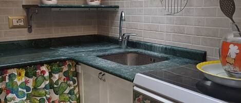 ثلاجة، ميكروويف، فرن، موقد طهي مسطح