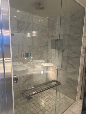 Chuveiro, banheira de hidromassagem, secador de cabelo, toalhas de banho