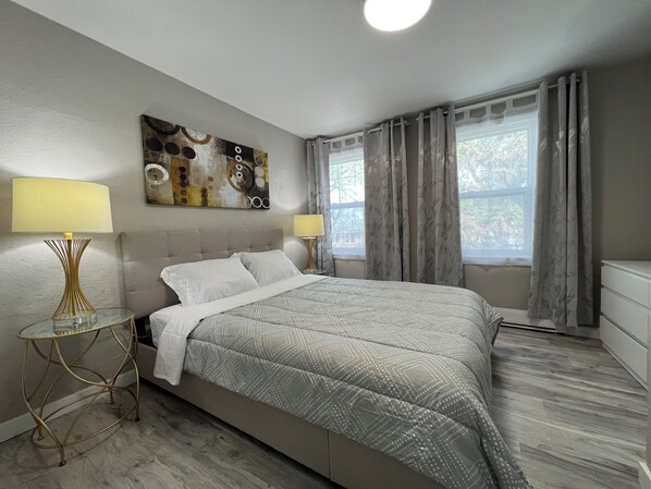 2 soverom, skrivebord, strykejern/-brett og wi-fi (inkludert)