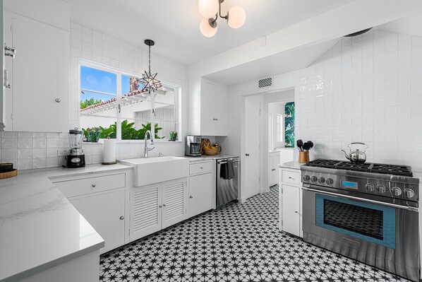 Fridge, microwave, oven, stovetop - Casa De Estrella At Old Las Palmas, 3 King Beds, All Ensuite, 5 Baths, Pool, Spa (Palm Springs)