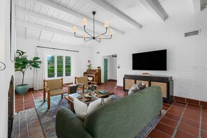 Smart-TV, Kamin, Tischtennisplatte, Stereoanlage