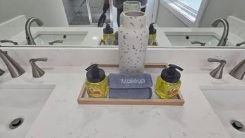 Douche, sèche-cheveux, serviettes fournies, savon