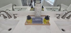 Een douche, een haardroger, handdoeken, zeep