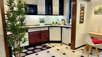 Een koelkast, een magnetron, een oven, een kookplaat