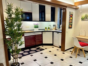 Refrigerador, microondas, horno, placa de cocina