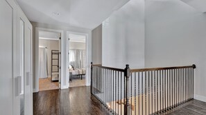 4 habitaciones, escritorio y tabla de planchar con plancha