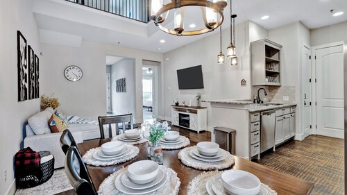 Cozy Townhome just minutes away from UNT, TWU & Downtown Denton. Pet Friendly!