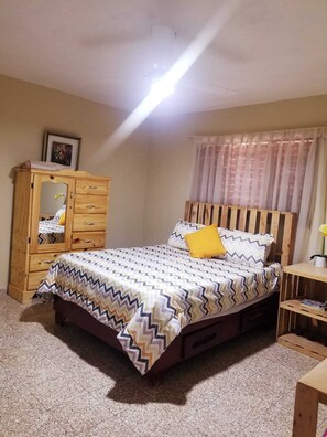 4 bedrooms, iron/ironing board, WiFi, bed sheets