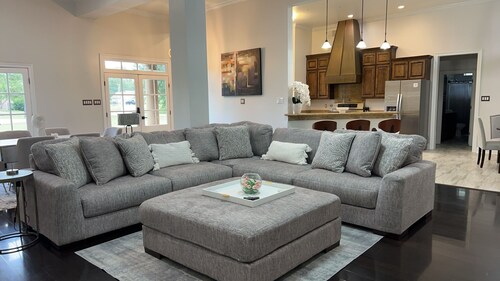 BellaLuna sleeps 22!!! Massive home for groups centrally located from 5 venues!