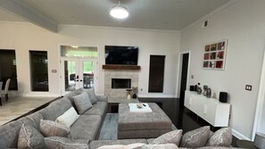 Smart TV, fireplace, ping pong, stereo