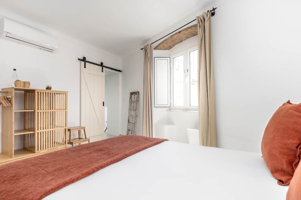 Suite Familiar Deluxe | Laptop workspace, blackout curtains, iron/ironing board (on request)