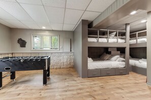 4 bedrooms, travel crib, internet, bed sheets