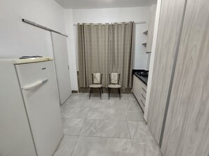 Interior - Kitchenette Aconchegante no Centro de Curitiba. Ótimo Custo-benefício! (Centro Curitiba)