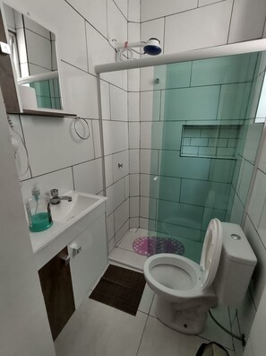 Hair dryer, towels, toilet paper - Kitchenette Aconchegante no Centro de Curitiba. Ótimo Custo-benefício! (Centro Curitiba)