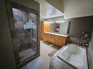 Dusche, Whirlpool, Haartrockner, Handtücher