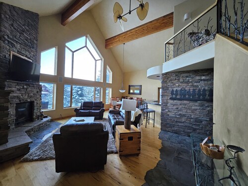 Charming Big Sky meadows house. Trails and Town Center a short walk away.