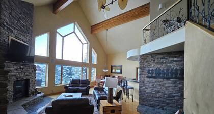 Charming Big Sky meadows house. Trails and Town Center a short walk away.