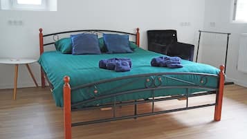 2 bedrooms, desk, iron/ironing board, WiFi