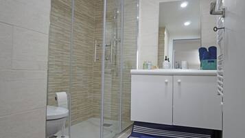 Chuveiro, secador de cabelo, toalhas de banho, sabonete