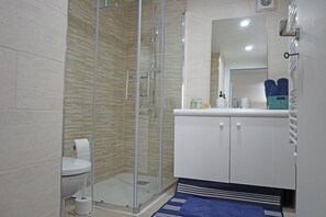 Chuveiro, secador de cabelo, toalhas de banho, sabonete