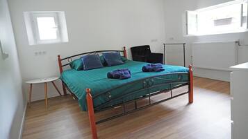 2 slaapkamers, een bureau, een strijkplank/strijkijzer, wifi