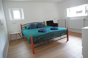 2 bedrooms, desk, iron/ironing board, WiFi
